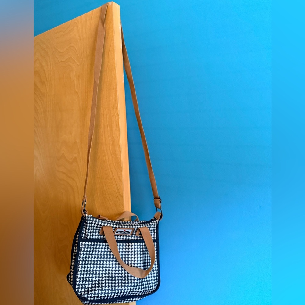 Kavu Black and White Houndstooth Crossbody Bag with matching Coin Purse - Picture 8 of 8